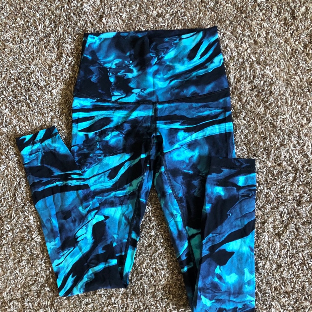 Lululemon Size 6 Nulux Wunder Under EUC